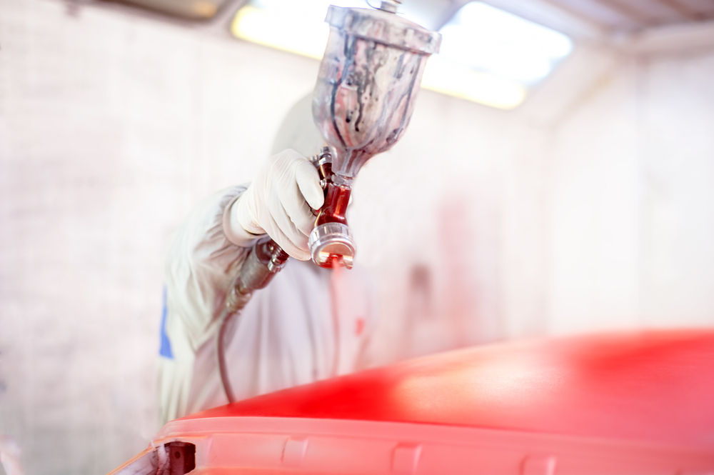 Close-up,Of,Spray,Gun,And,Worker,Painting,A,Car